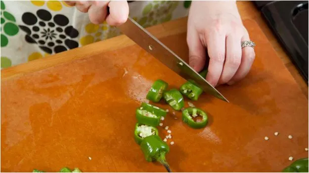  Tips to Prevent Burning Hands: మిరపకాయలు కట్ చేసిన తర్వాత చేతులు మంటగా అనిపిస్తున్నాయా? ఇలా చేయండి.!