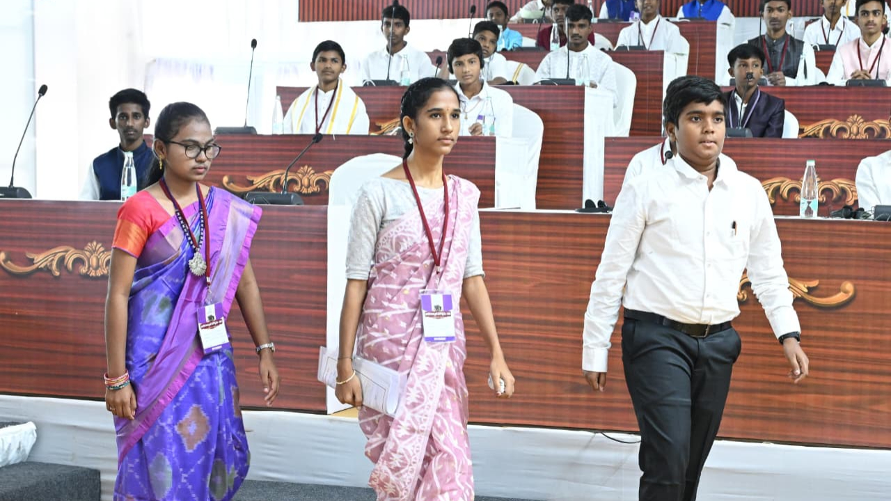 Constitution Day Celebrations: సంవిధాన్ దివస్.. మాక్ అసెంబ్లీని అదరగొట్టిన స్టూడెంట్స్ 