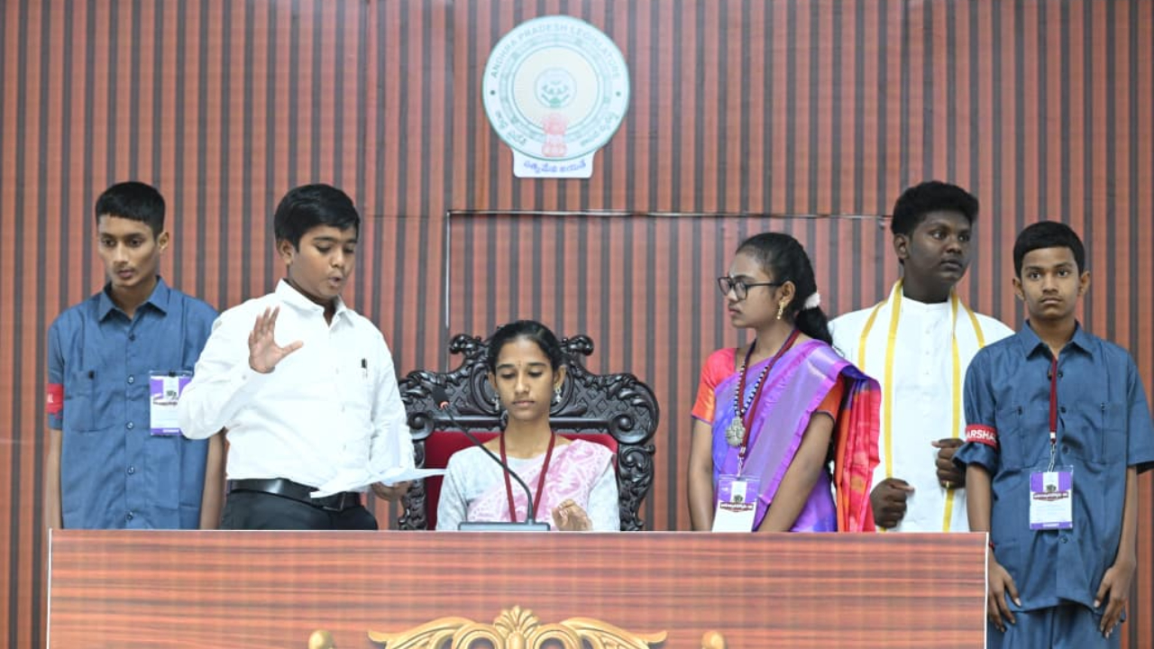 Constitution Day Celebrations: సంవిధాన్ దివస్.. మాక్ అసెంబ్లీని అదరగొట్టిన స్టూడెంట్స్ 