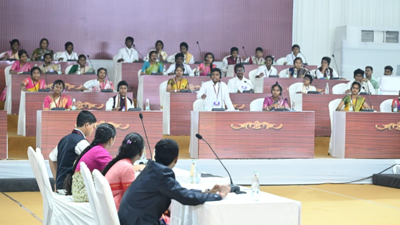 Constitution Day Celebrations: సంవిధాన్ దివస్.. మాక్ అసెంబ్లీని అదరగొట్టిన స్టూడెంట్స్ 