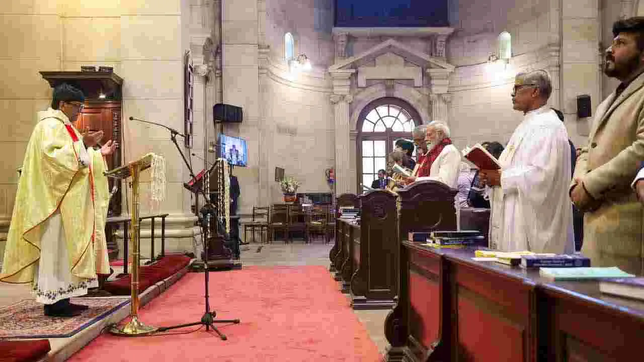 PM Modi Christmas 2025: ఢిల్లీ కేథడ్రల్ చర్చ్‌ క్రిస్మస్ ఉదయ సర్వీస్‌లో పాల్గొన్న ప్రధాని మోదీ