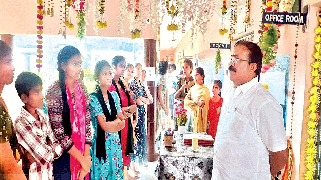 వసతిగృహాల్లో మౌలిక వసతులు కల్పిస్తాం