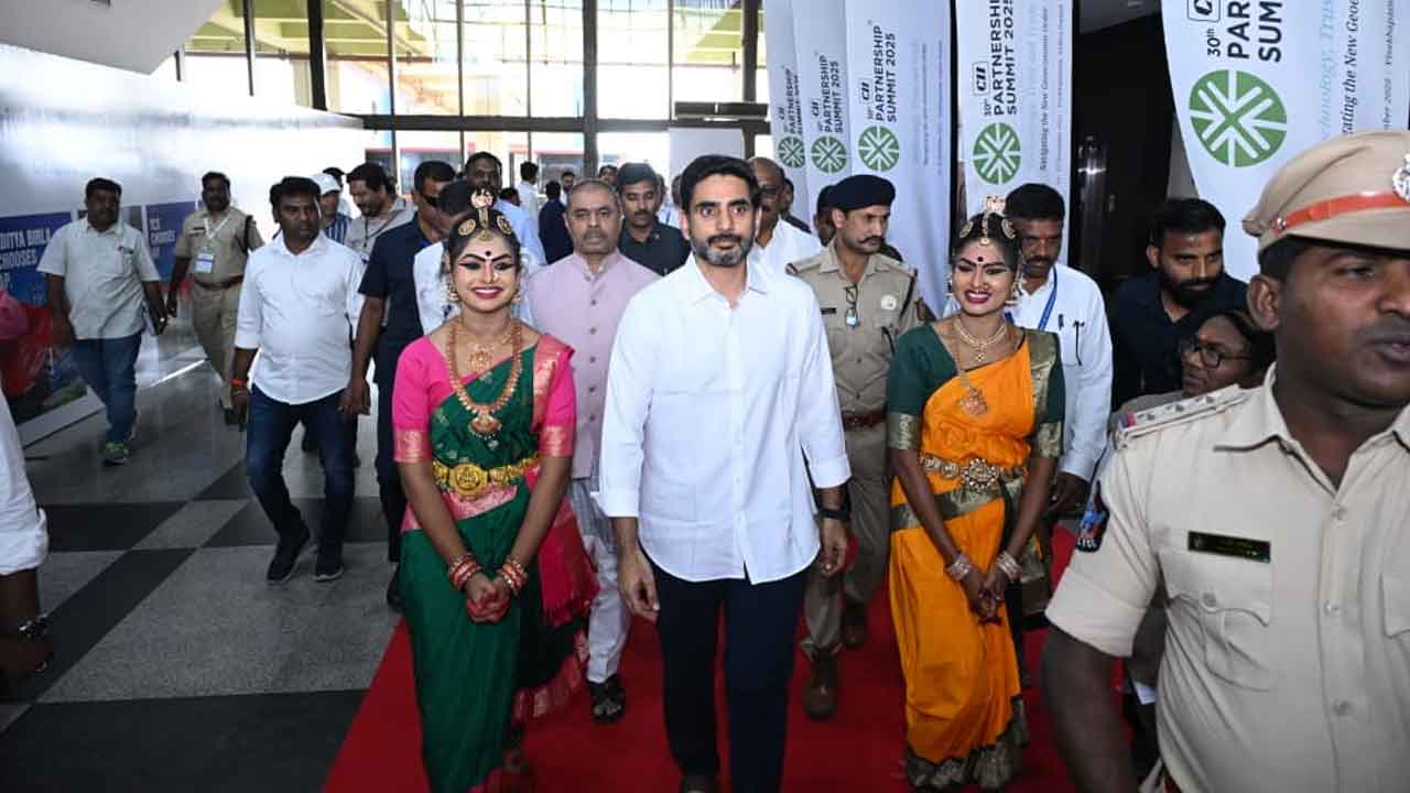 Nara Lokesh: విశాఖలో లోకేశ్‌కు ఘన స్వాగతం..