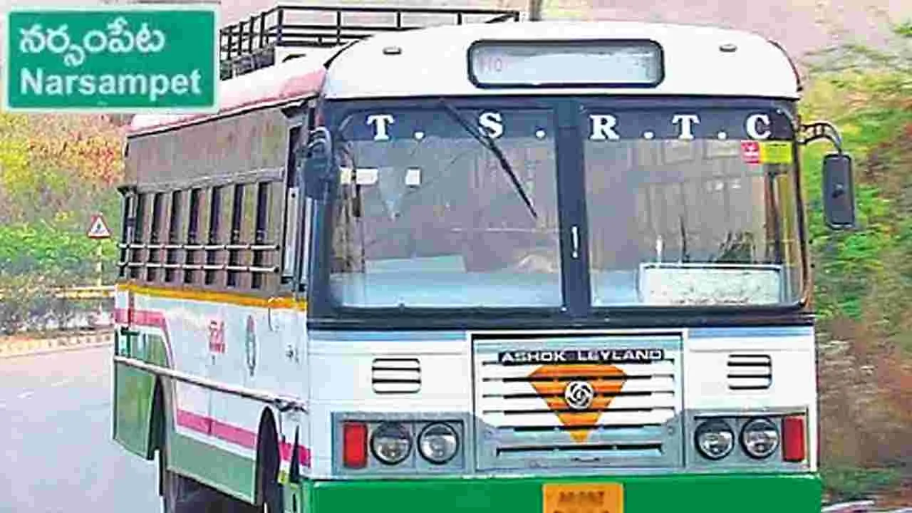 Assault on Driver at Narsampeta: నర్సంపేటలో మందుబాబుల వీరంగం.. ఆర్టీసీ డ్రైవర్‌పై దాడి