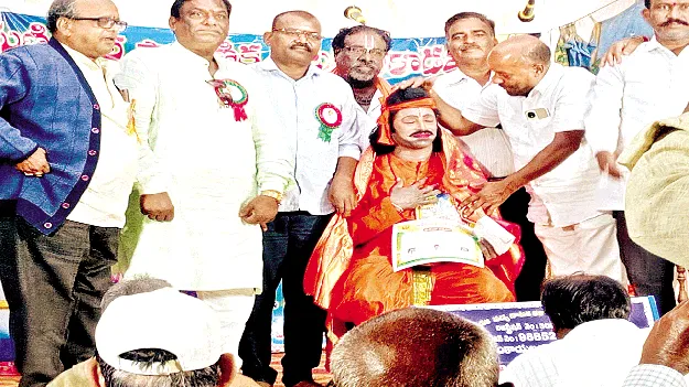 కళాకారులను ఆదరించాలి