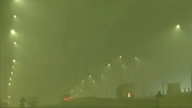 New Delhi Pollution: దట్టమైన పొగమంచు.. ఢిల్లీలో మరింత పెరిగిన వాయుకాలుష్యం