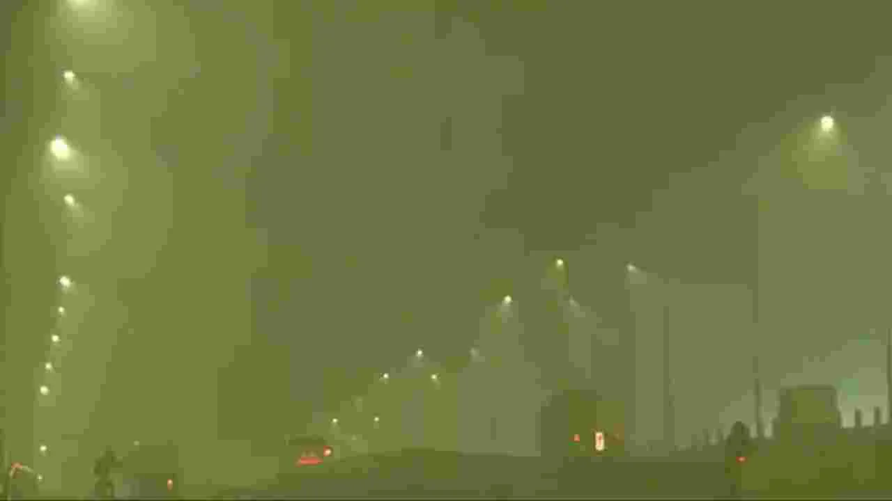 New Delhi Pollution: దట్టమైన పొగమంచు.. ఢిల్లీలో మరింత పెరిగిన వాయుకాలుష్యం