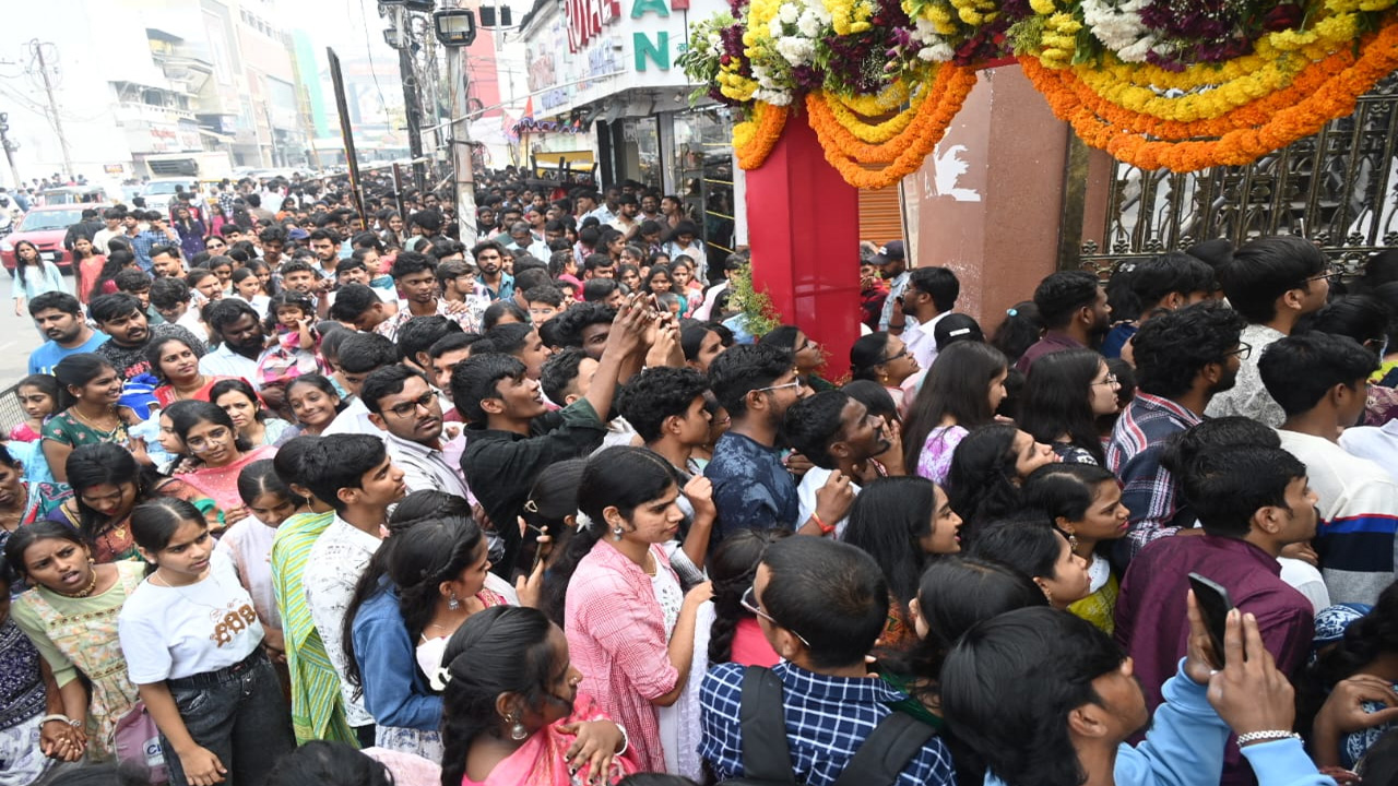 చార్మినార్ భాగ్యలక్ష్మీ దేవాలయానికి పోటేత్తిన భక్తులు