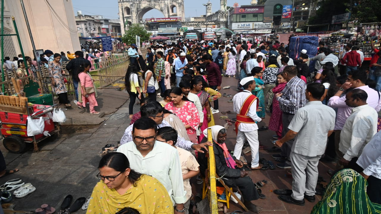 చార్మినార్ భాగ్యలక్ష్మీ దేవాలయానికి పోటేత్తిన భక్తులు