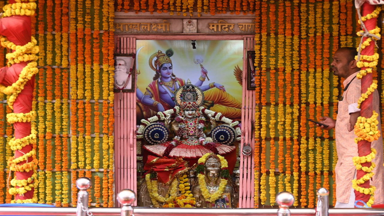 చార్మినార్ భాగ్యలక్ష్మీ దేవాలయానికి పోటేత్తిన భక్తులు