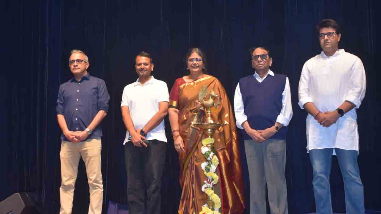 అబ్బురపరిచిన నీలాద్రి కుమార్ బృందం స్వర విన్యాసాలు