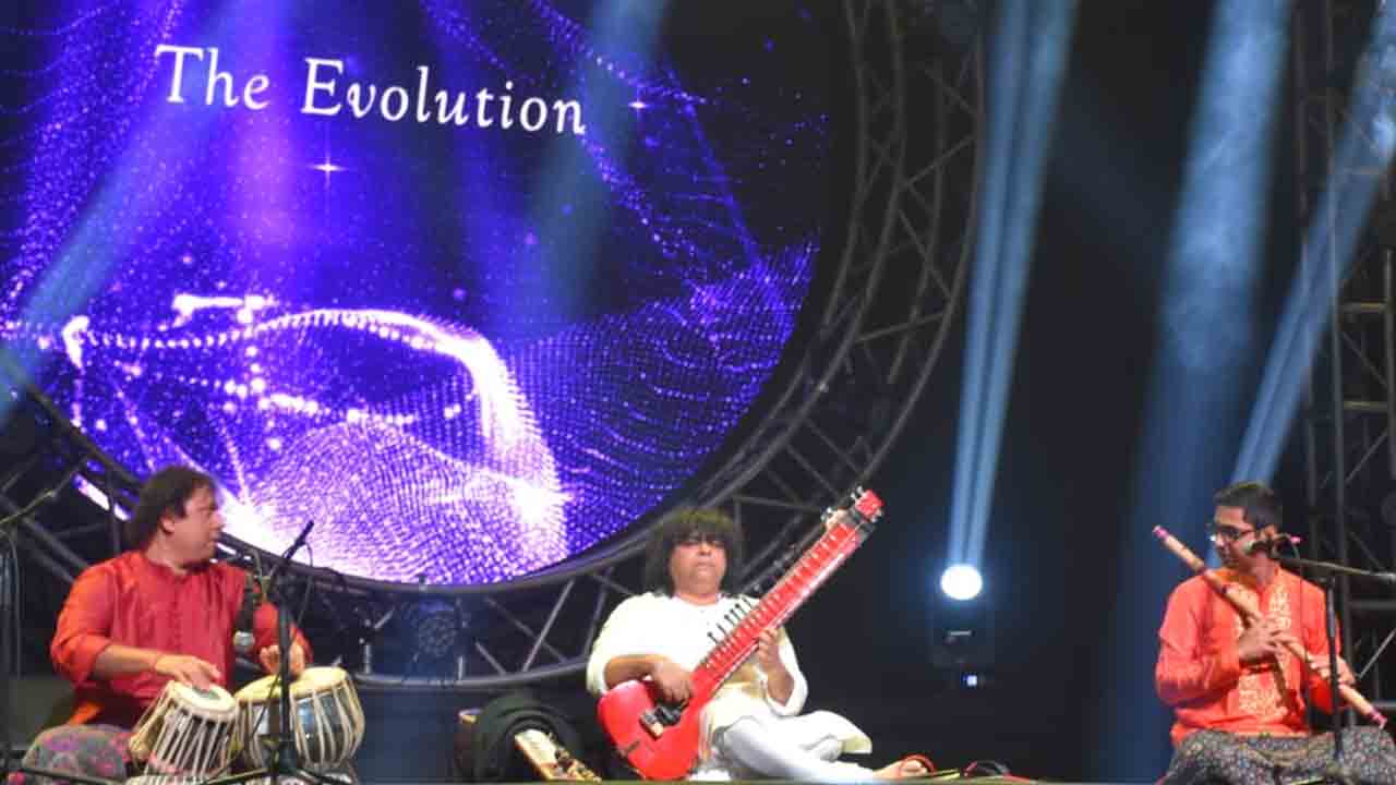 అబ్బురపరిచిన నీలాద్రి కుమార్ బృందం స్వర విన్యాసాలు