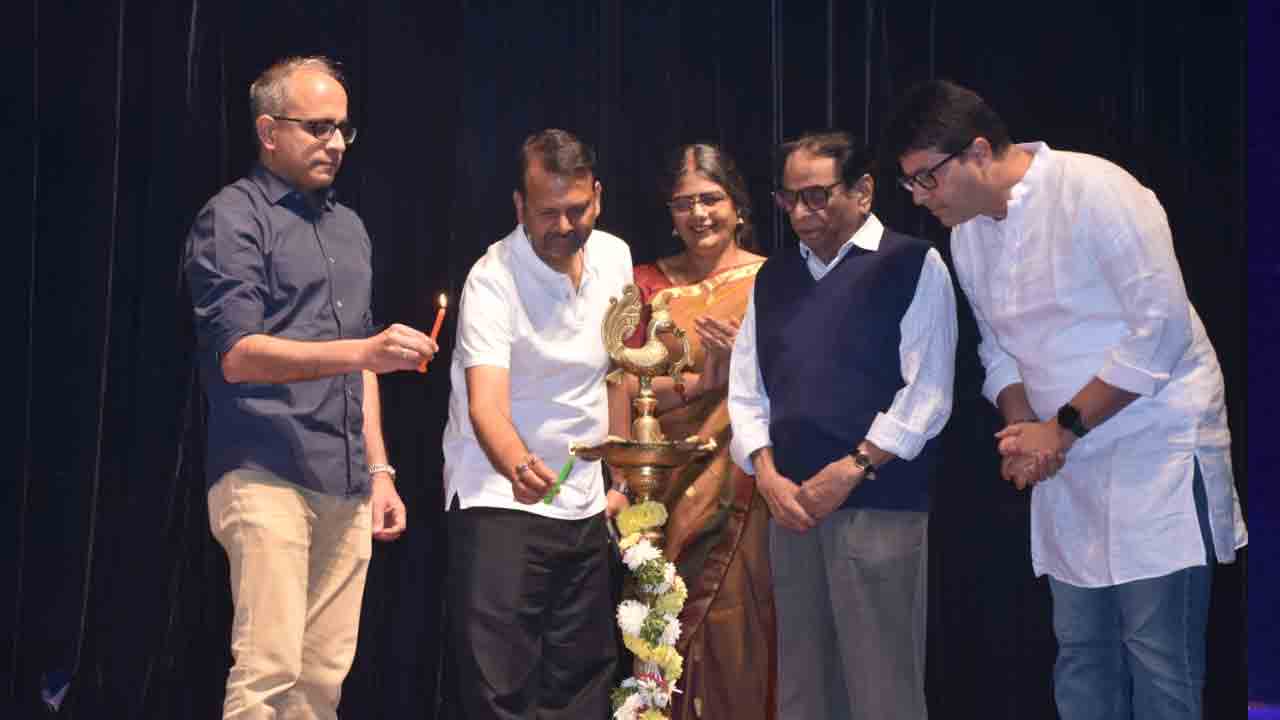 అబ్బురపరిచిన నీలాద్రి కుమార్ బృందం స్వర విన్యాసాలు