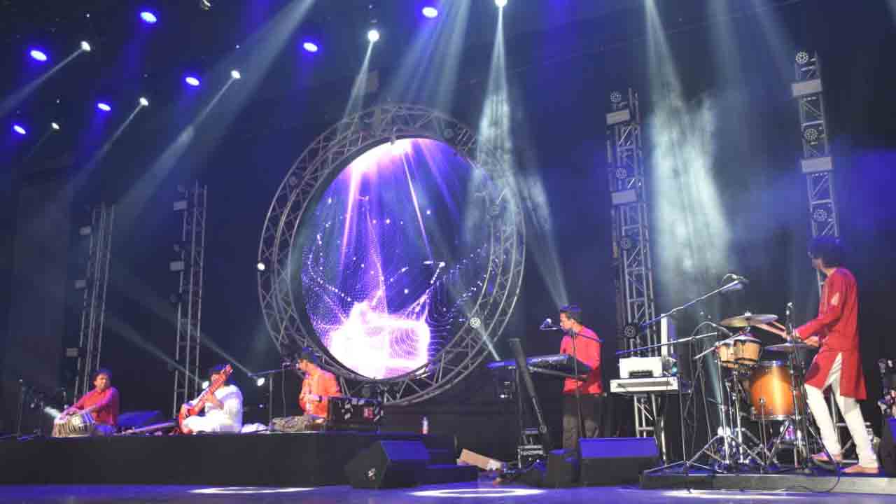 అబ్బురపరిచిన నీలాద్రి కుమార్ బృందం స్వర విన్యాసాలు