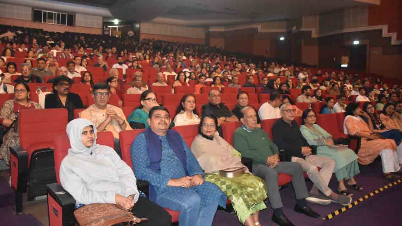 అబ్బురపరిచిన నీలాద్రి కుమార్ బృందం స్వర విన్యాసాలు