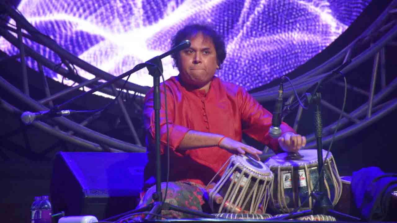 అబ్బురపరిచిన నీలాద్రి కుమార్ బృందం స్వర విన్యాసాలు