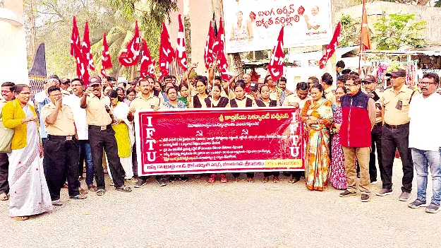 కాంట్రాక్టర్లపై చర్యలు తీసుకోవాలి