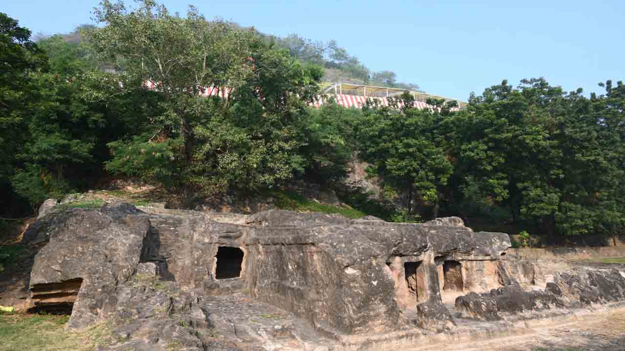 పర్యాటకులను ఆకర్షిస్తున్న అక్కన్న మాదన్న గుహలు