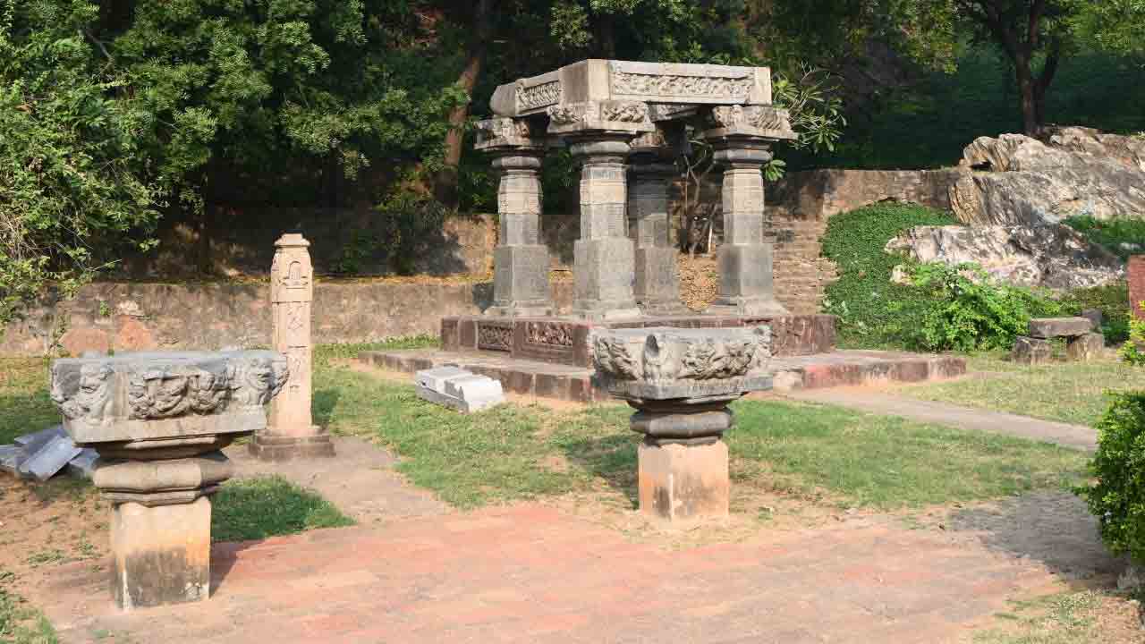 పర్యాటకులను ఆకర్షిస్తున్న అక్కన్న మాదన్న గుహలు