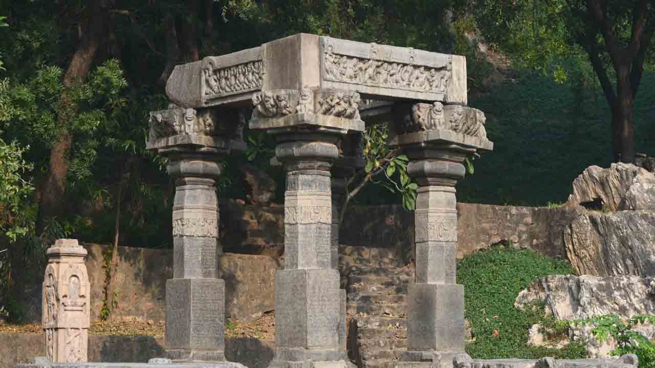 పర్యాటకులను ఆకర్షిస్తున్న అక్కన్న మాదన్న గుహలు