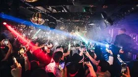 Bold New Year Party: బట్టలు లేకుండా తాగుతూ, తూగుతూ.. వెరైటీ న్యూ ఇయర్ పార్టీ.. 