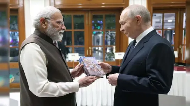 PM Modi Gifts Bhagavad Gita To Putin: పుతిన్‌కు భగవద్గీత బహూకరించిన ప్రధాని మోదీ