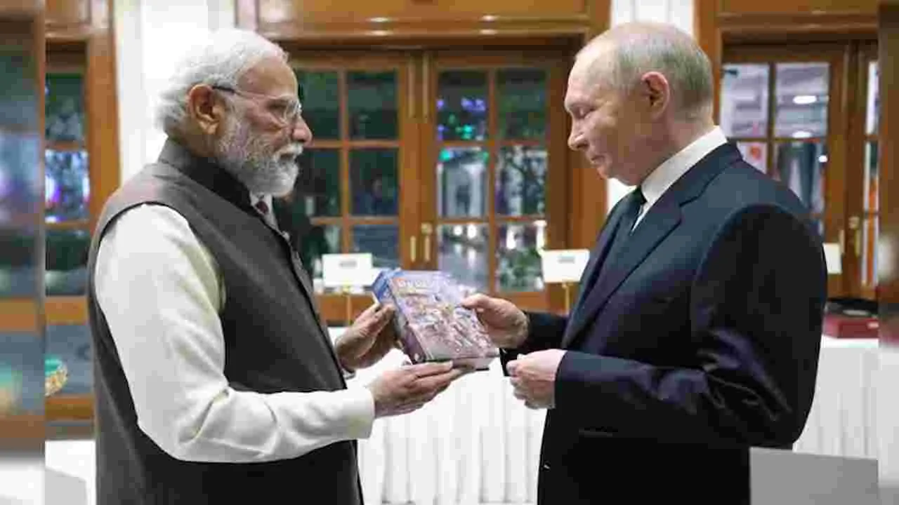 PM Modi Gifts Bhagavad Gita To Putin: పుతిన్‌కు భగవద్గీత బహూకరించిన ప్రధాని మోదీ