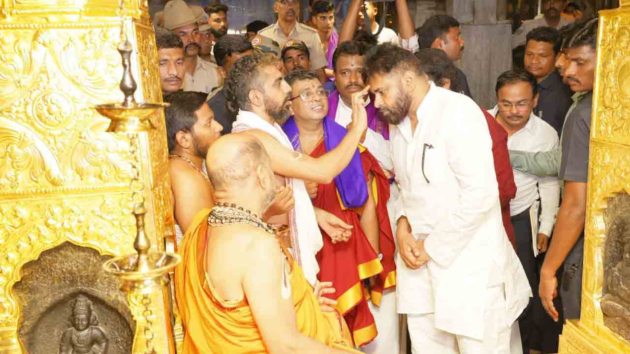 ఉడుపి శ్రీకృష్ణ మఠంలో డిప్యూటీ సీఎం పవన్ కల్యాణ్..