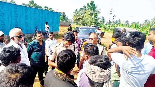 ఆర్వో ప్లాంట్‌ పనులను అడ్డుకున్న రైతులు