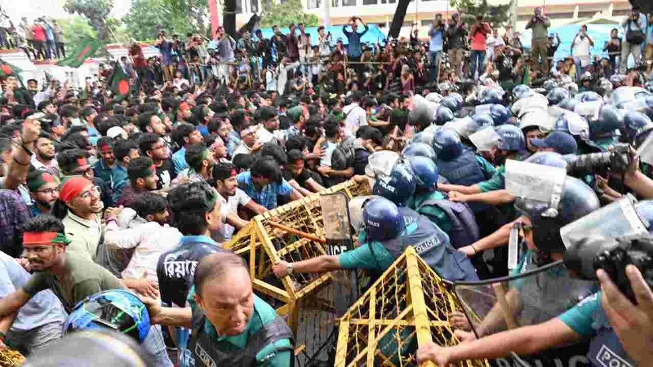 Bangladesh Protests: భారతీయుల వర్క్‌ పర్మిట్లు రద్దు చేయాలని బంగ్లాదేశ్‌లో నిరసన