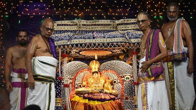  యోగనరసింహుడిగా..   భక్తులను కటాక్షించిన పద్మావతి 