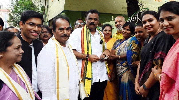 2,43,184 మందికి పింఛన్ల పంపిణీ