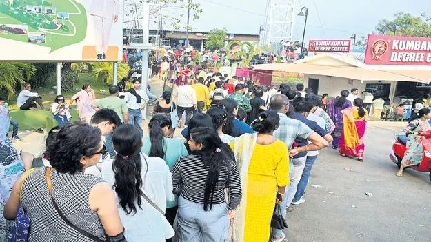 పర్యాటక సందడి