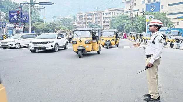 కూడళ్లలో ట్రాఫిక్‌ కానిస్టేబుళ్లు
