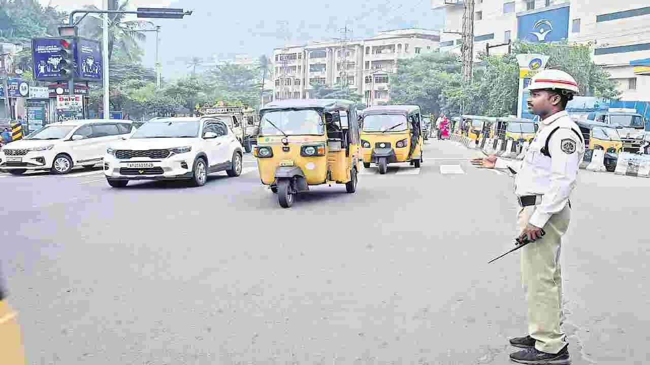 కూడళ్లలో ట్రాఫిక్‌ కానిస్టేబుళ్లు