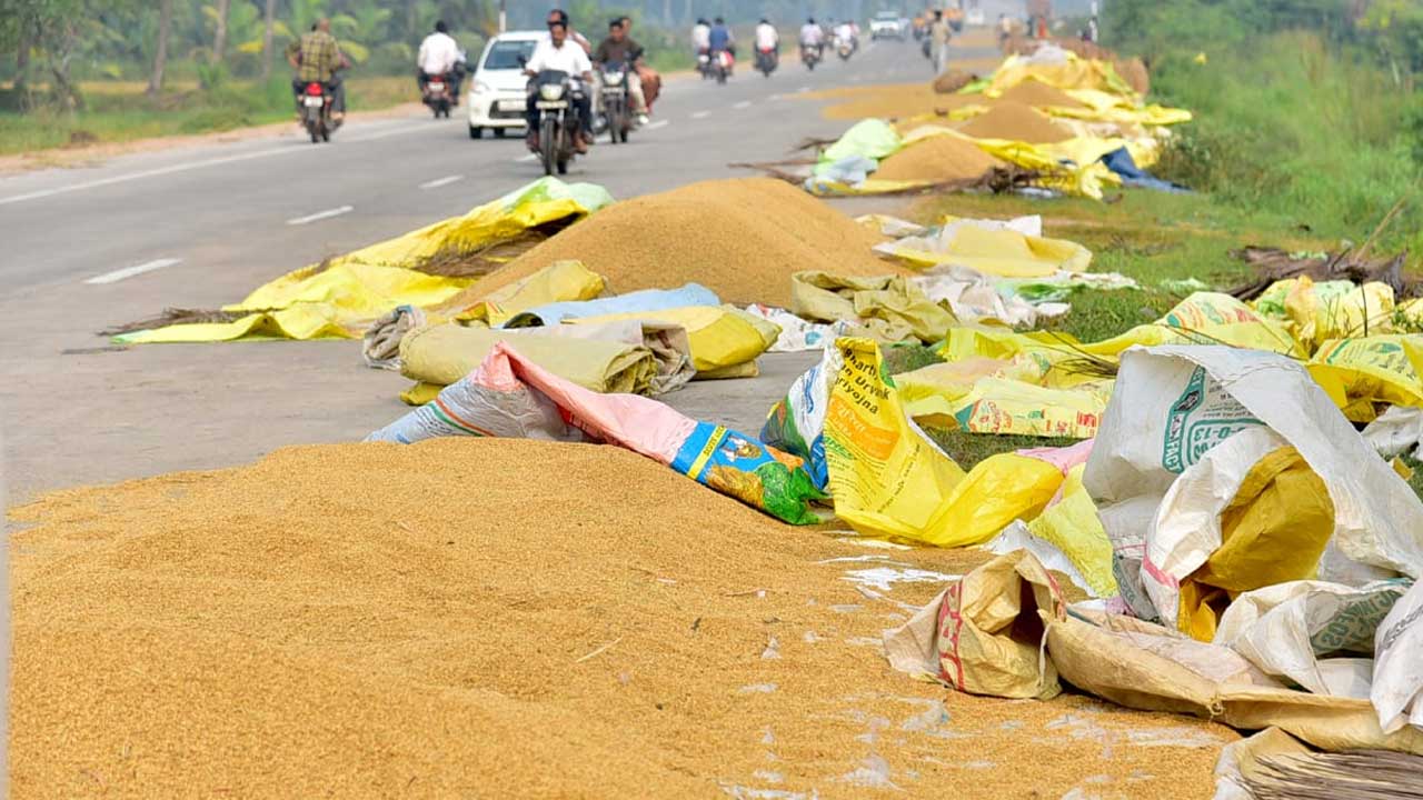 Cyclone Alert: తుఫాను హెచ్చరిక.. ధాన్యాన్ని సంచుల్లోకి ఎత్తుతున్న రైతులు