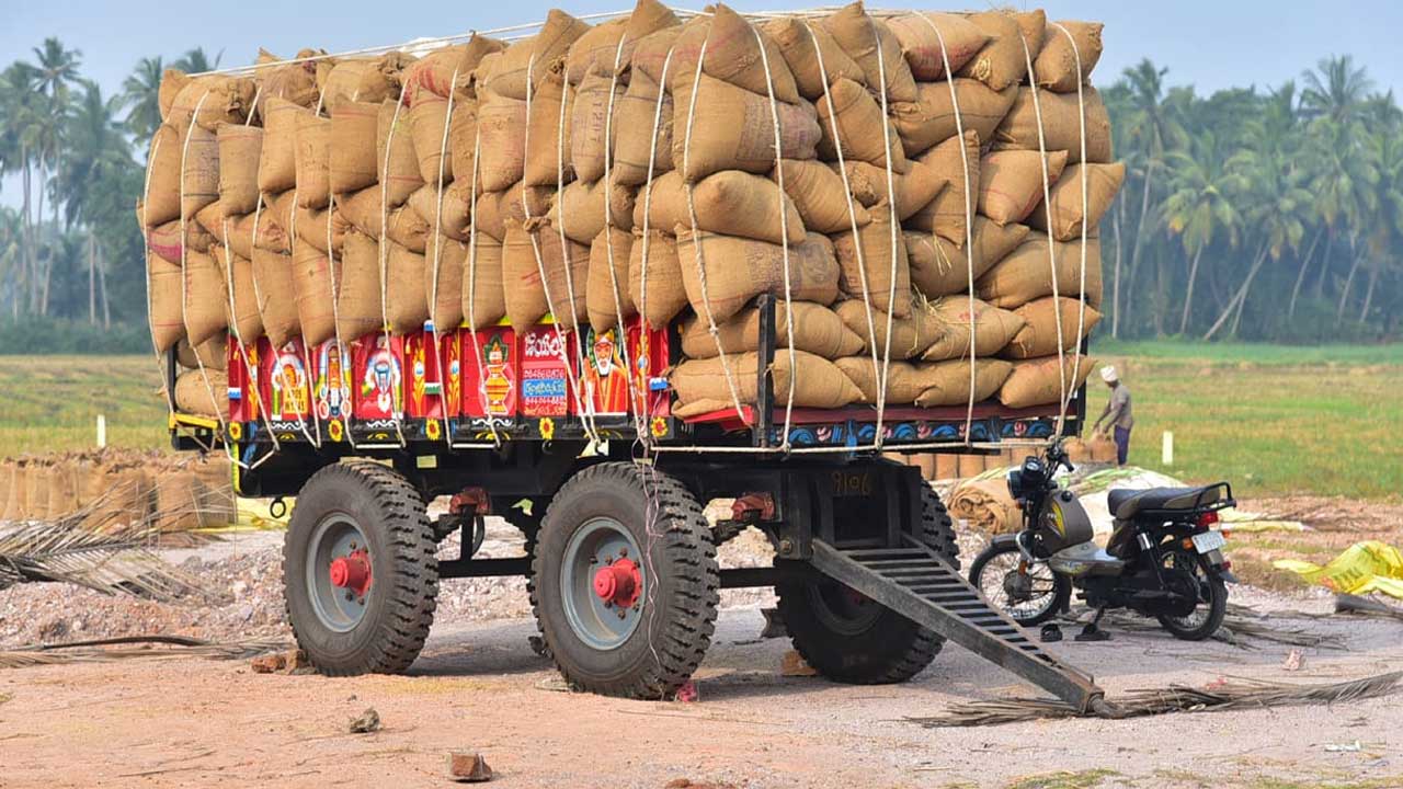 Cyclone Alert: తుఫాను హెచ్చరిక.. ధాన్యాన్ని సంచుల్లోకి ఎత్తుతున్న రైతులు