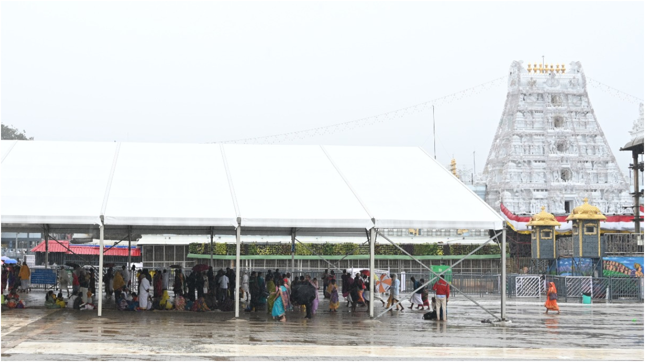 తిరుమలలో జోరు వర్షం.. భక్తుల తీవ్ర ఇబ్బందులు