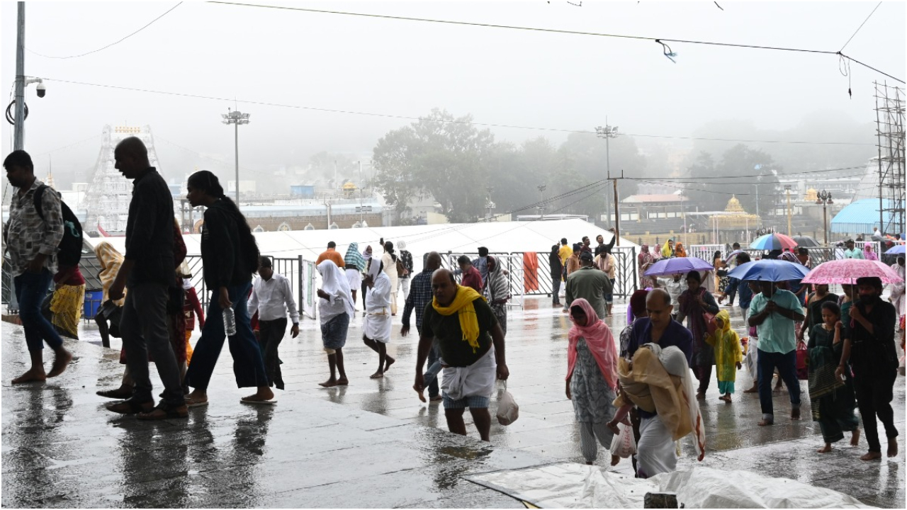 తిరుమలలో జోరు వర్షం.. భక్తుల తీవ్ర ఇబ్బందులు
