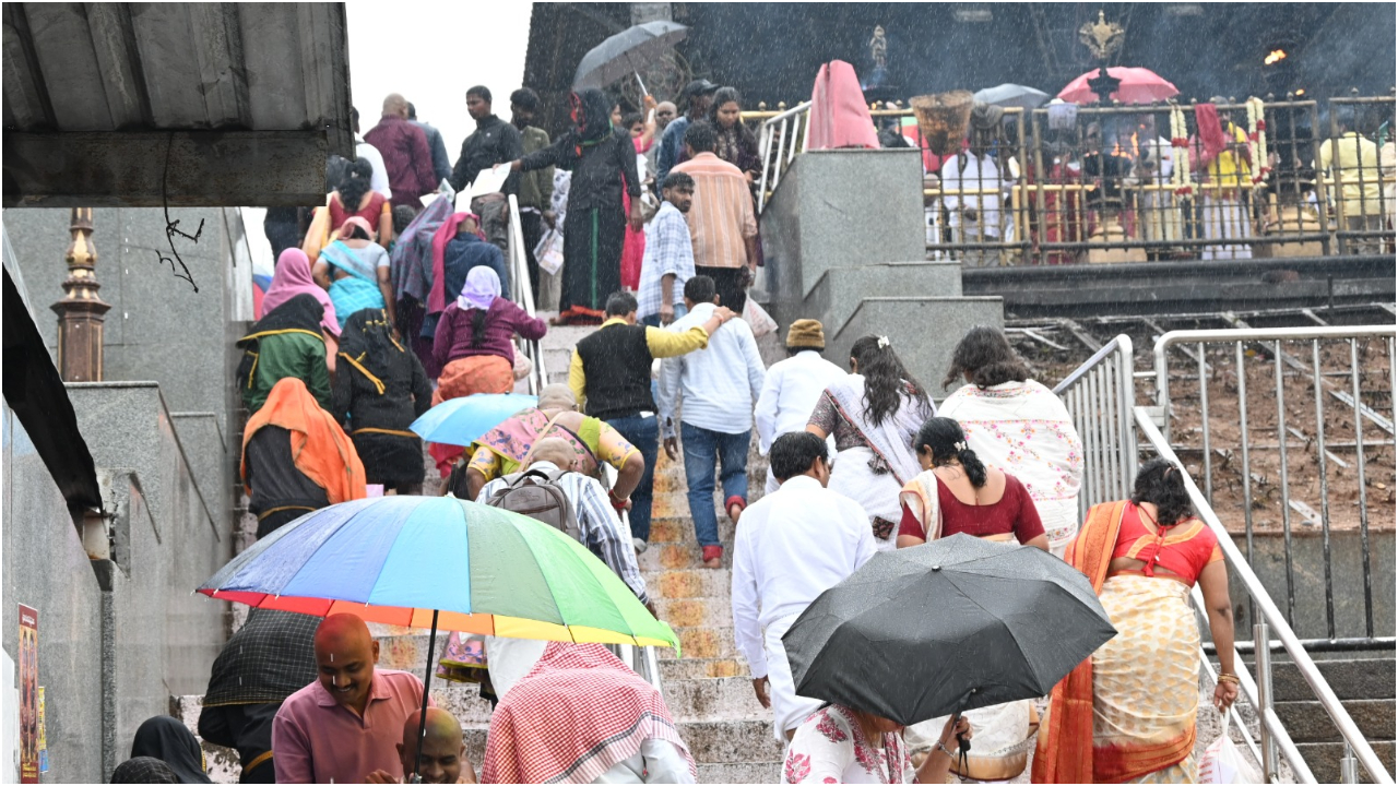 తిరుమలలో జోరు వర్షం.. భక్తుల తీవ్ర ఇబ్బందులు