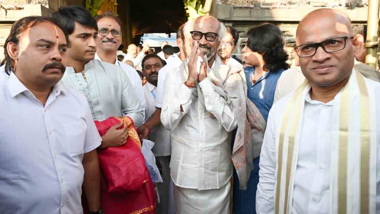 తిరుమల వేంకటేశ్వరస్వామికి సూపర్ స్టార్ రజనీకాంత్ ప్రత్యేక పూజలు