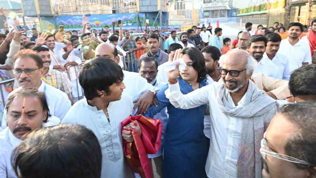 తిరుమల వేంకటేశ్వరస్వామికి సూపర్ స్టార్ రజనీకాంత్ ప్రత్యేక పూజలు