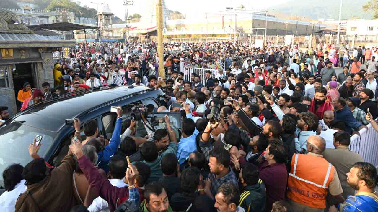 తిరుమల వేంకటేశ్వరస్వామికి సూపర్ స్టార్ రజనీకాంత్ ప్రత్యేక పూజలు