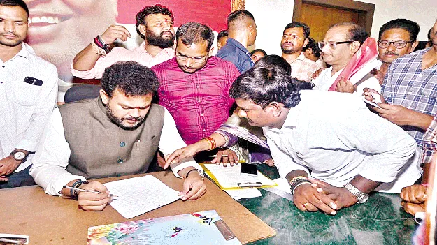 అర్జీదారుల సమస్యలు పరిష్కరించండి