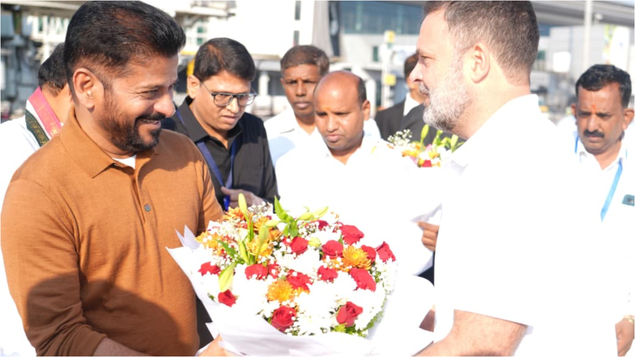 రాహుల్ గాంధీకి స్వాగతం పలికిన ముఖ్యమంత్రి రేవంత్ రెడ్డి