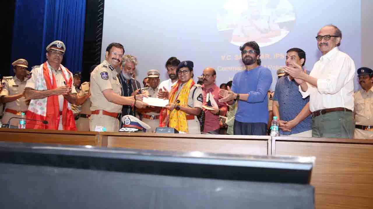 CP Sajjanar:హైదరాబాద్‌ సీపీ సజ్జనార్‌తో సినీ ప్రముఖుల భేటీ