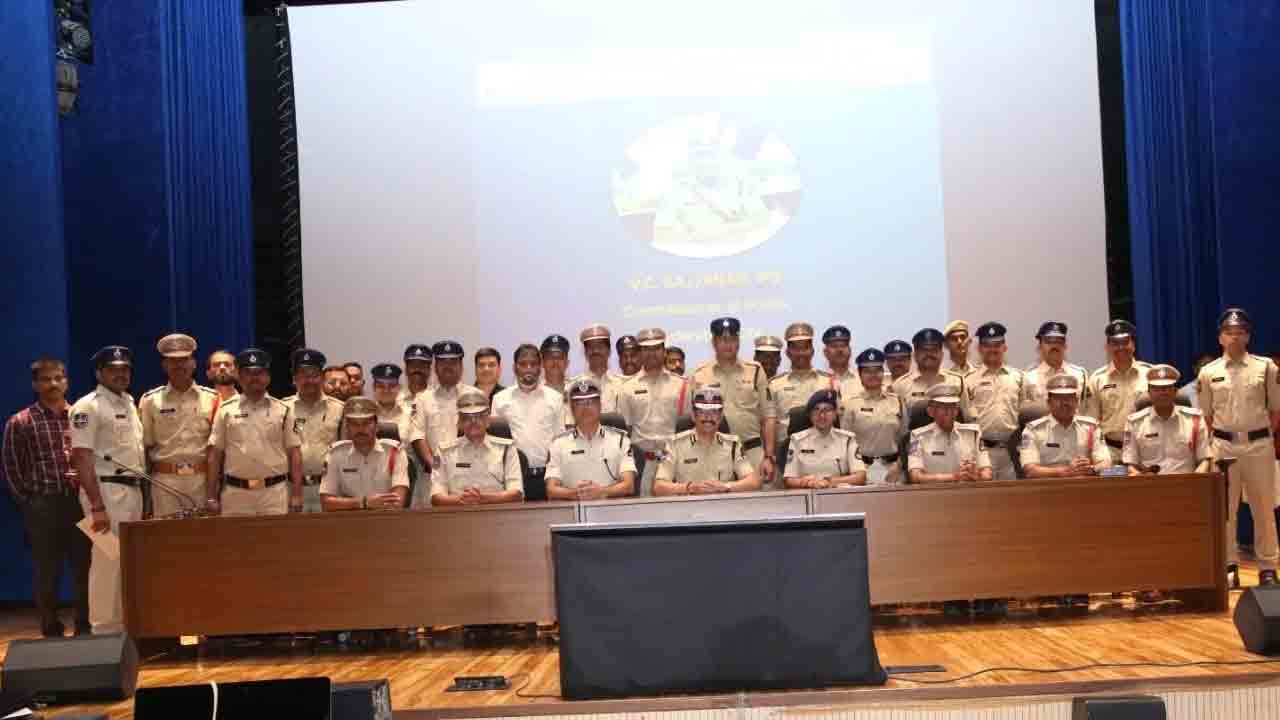 CP Sajjanar:హైదరాబాద్‌ సీపీ సజ్జనార్‌తో సినీ ప్రముఖుల భేటీ