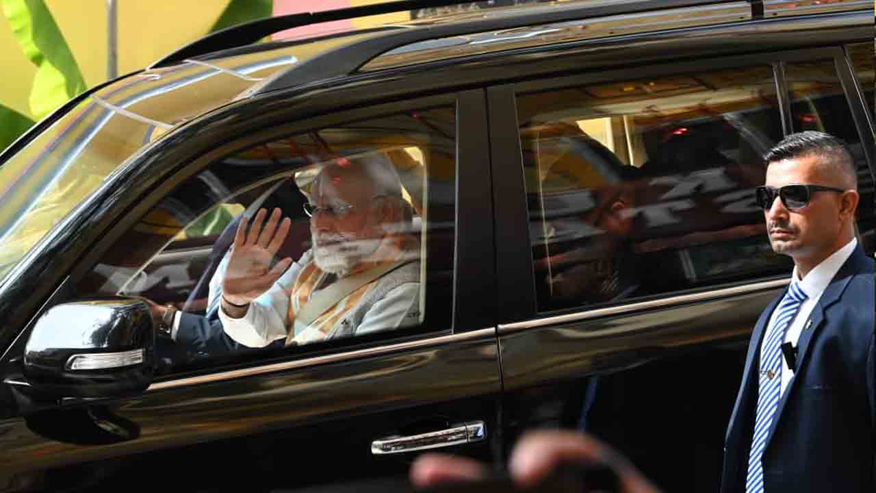 PM Narendra Modi: సత్యసాయి శత జయంతి ఉత్సవాలు.. పుట్టపర్తి ఎయిర్‌పోర్టులో ప్రధాని మోదీకి ఘన స్వాగతం