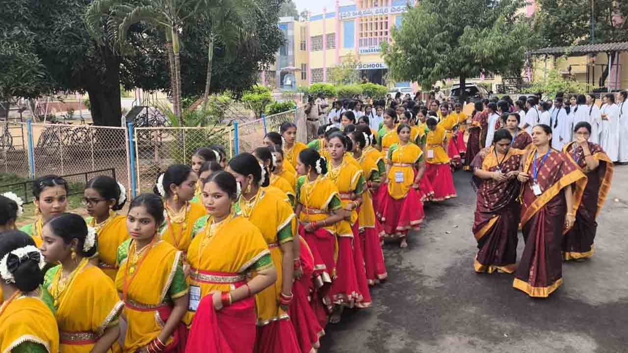 PM Narendra Modi: సత్యసాయి శత జయంతి ఉత్సవాలు.. పుట్టపర్తి ఎయిర్‌పోర్టులో ప్రధాని మోదీకి ఘన స్వాగతం