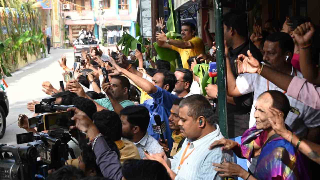 PM Narendra Modi: సత్యసాయి శత జయంతి ఉత్సవాలు.. పుట్టపర్తి ఎయిర్‌పోర్టులో ప్రధాని మోదీకి ఘన స్వాగతం